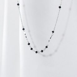 Collier Chaine Argent orné de minuscules boules de cristal noir